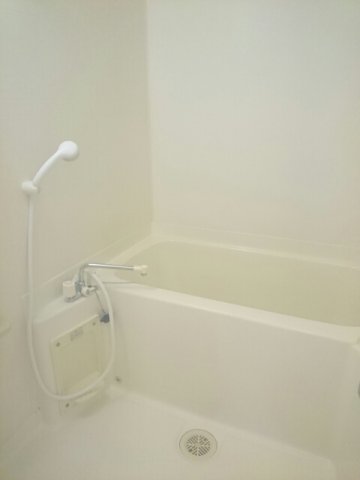 バス・シャワールーム　コンパクトで使いやすいお風呂です