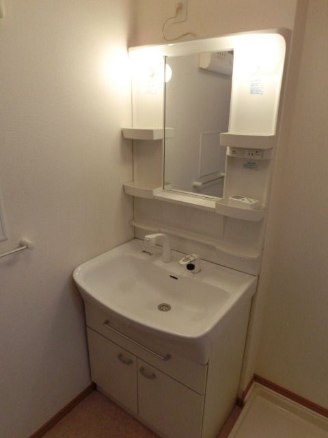 洗面設備　大きくて使いやすい洗面台は女性にも喜ばれます。