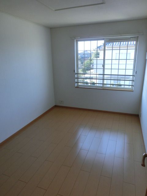 その他部屋・スペース　窓も大きく明るい居室です。