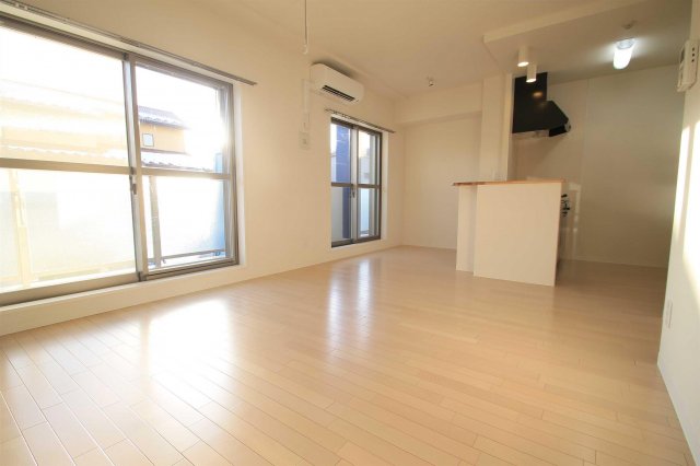 居室・リビング　広々明るいリビング★室内物干し有り！