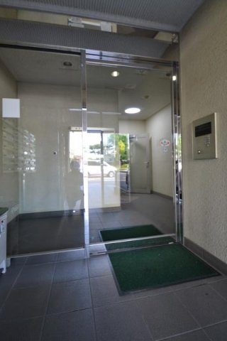 エントランス　落ち着いたエントランスです