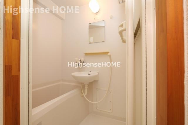 バス・シャワールーム　コンパクトで使いやすいお風呂です