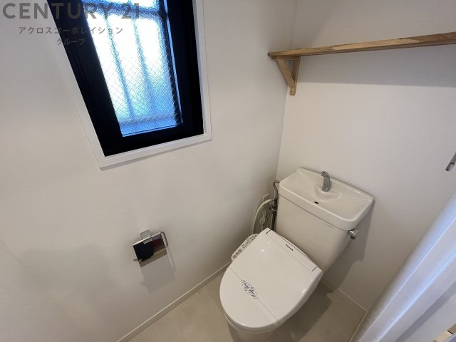 トイレ　窓付きで換気に便利♪