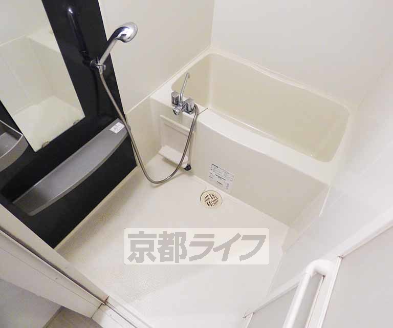 バス・シャワールーム　清潔感のあるバスルームです。