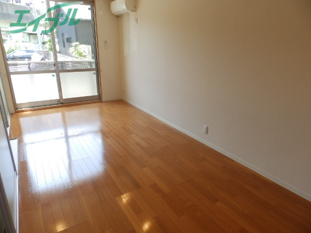 居室・リビング　同物件別室画像