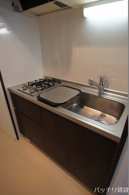キッチン　別号室写真の為現況を優先致します。