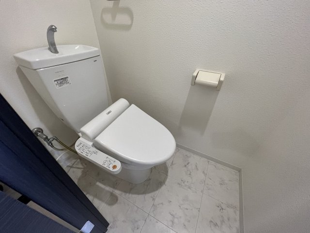 トイレ　温水洗浄便座機能付き♪