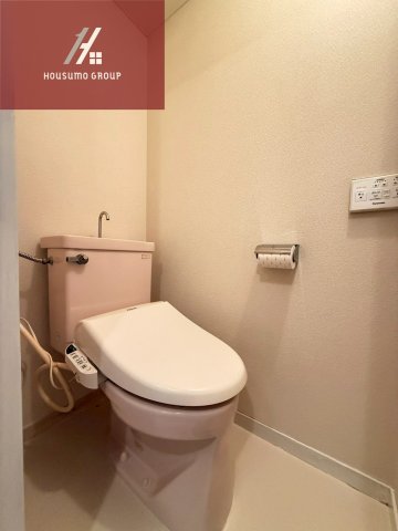 トイレ　落ち着いた色調のトイレです
