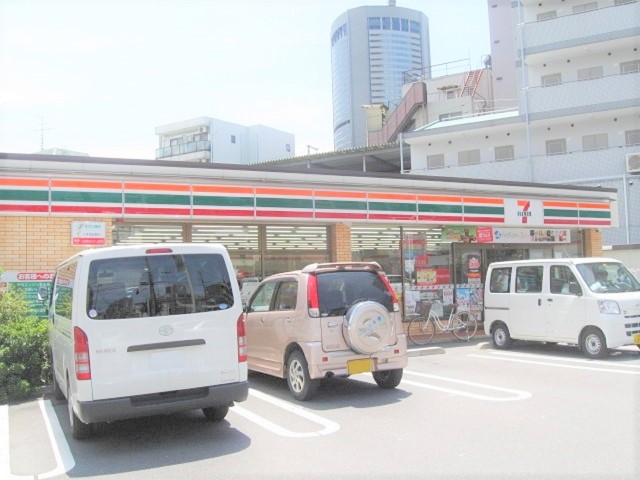コンビニ　セブンイレブン（コンビニ）まで215m