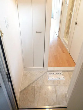 玄関　別部屋の写真を使用しております。