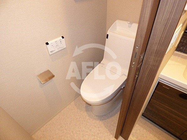 トイレ　コンフォリア北浜　温水洗浄便座