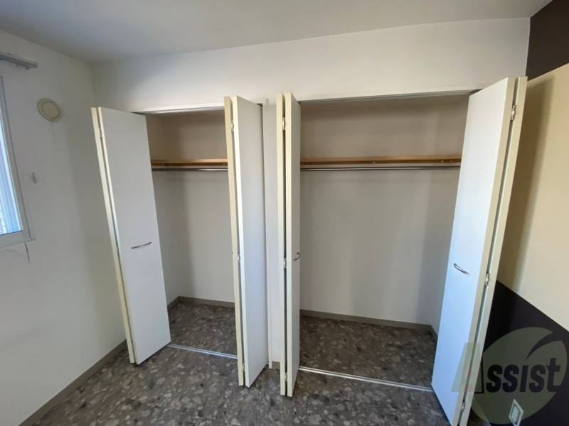 収納　こちらの収納にはハンガーをかけて服もしまえますね。