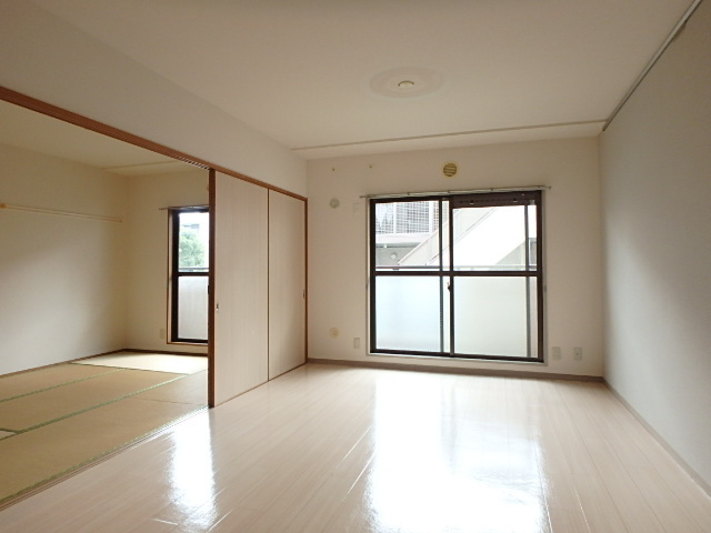 居室・リビング　広々リビングで家族団欒スペース。