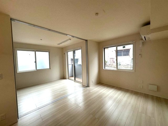 居室・リビング　南向きリビングダイニングキッチン10.6帖☆椅子とテーブルを