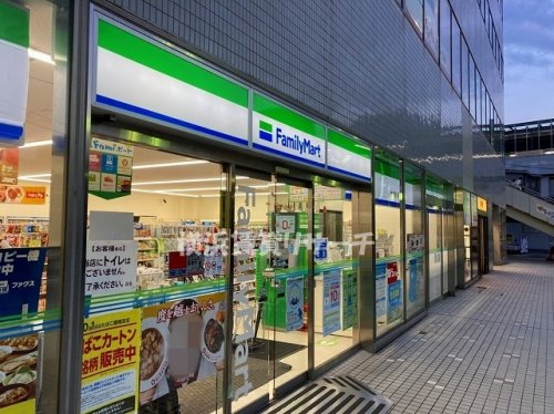コンビニ　ファミリーマート横浜星川駅前店（コンビニ）まで593m