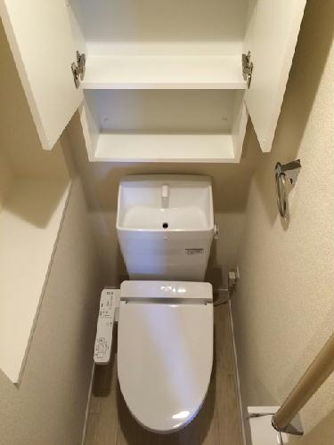 トイレ　温水洗浄便座付きのトイレ、収納も豊富です！