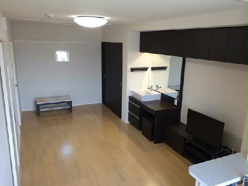 居室・リビング　収納豊富なゆとりのある室内です。