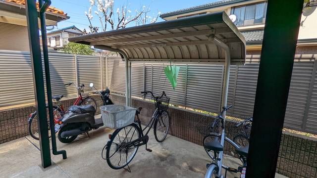 エントランス　屋根付き駐輪場