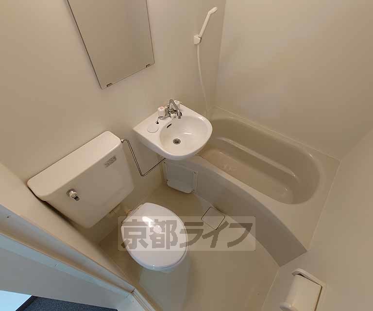 バス・シャワールーム　清潔感のあるバスルームです。