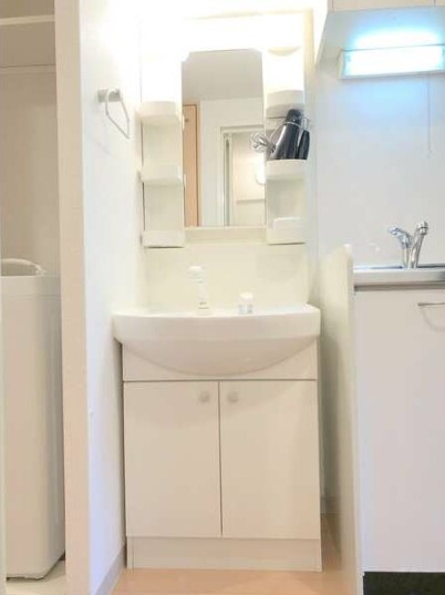 洗面設備　お洒落なカラーパネルの浴室乾燥機付きの綺麗なバスルームです。