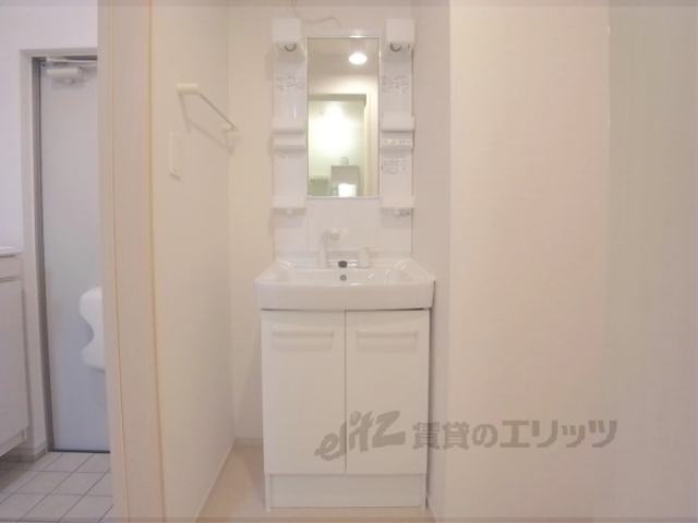 洗面設備　収納スペースも多く、非常に便利です。