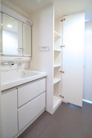 洗面設備　朝の身支度に便利な独立洗面台☆