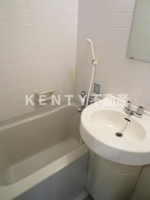 バス・シャワールーム　コンパクトで使いやすいお風呂です