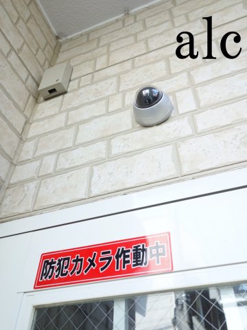 セキュリティ　24時間稼働オートロック上部　防犯カメラ
