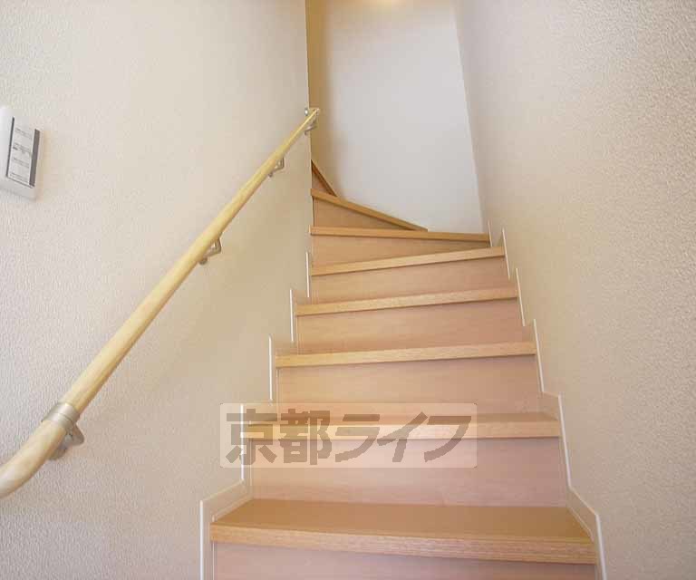 その他部屋・スペース　玄関入るとすぐ階段です。
