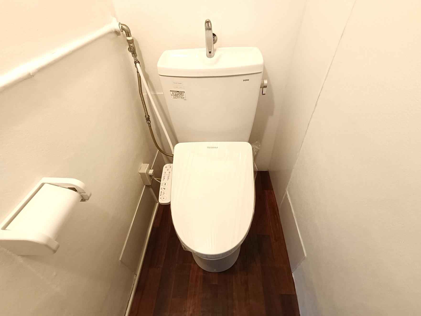 トイレ　温水洗浄便座です