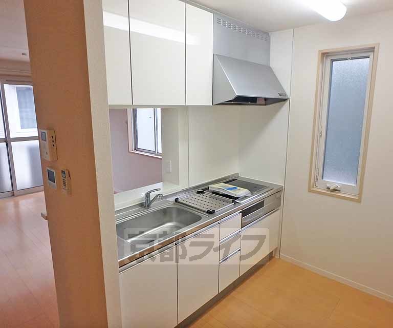 キッチン　壁に向かわず炊事ができます