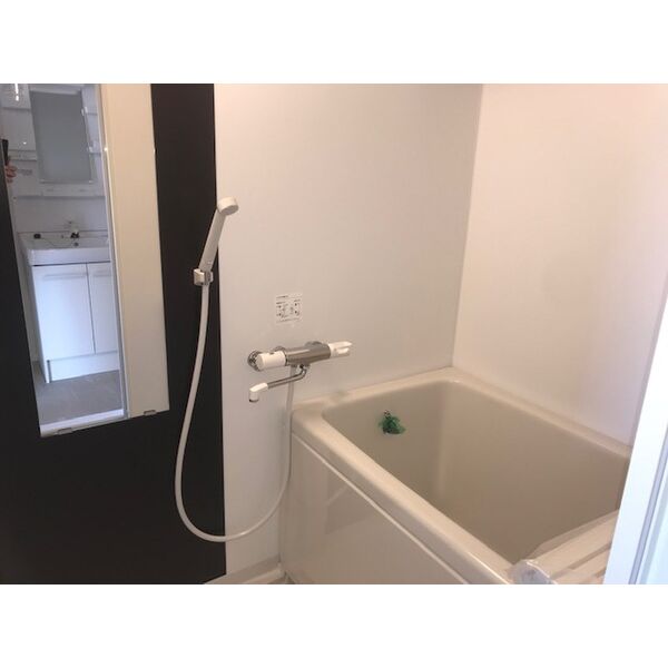 バス・シャワールーム　※写真は同じマンションの違う部屋のものになります。