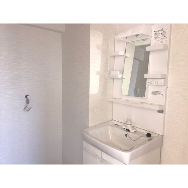洗面設備　※写真は同じマンションの違う部屋のものになります。