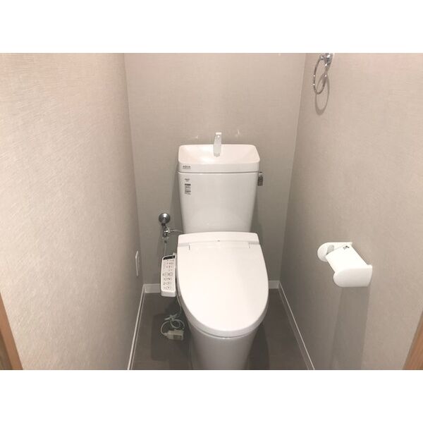 トイレ　※写真は同じマンションの違う部屋のものになります。