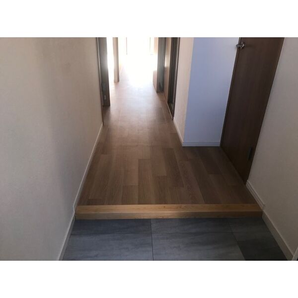 玄関　※写真は同じマンションの違う部屋のものになります。