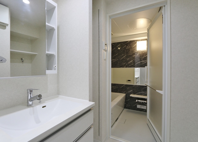 洗面設備　棚付きのドレッサーで脱衣所もスッキリします