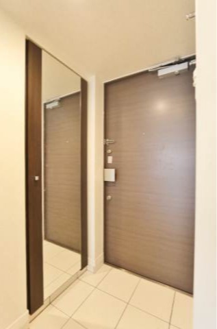 その他　玄関に全身鏡があるのでお出かけ前のチェックもバッチリ