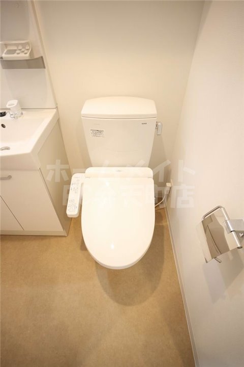 トイレ　温水洗浄付き便座です