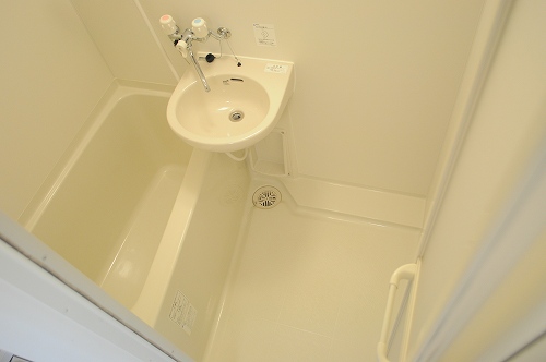 玄関　浴室乾燥機付きのお風呂