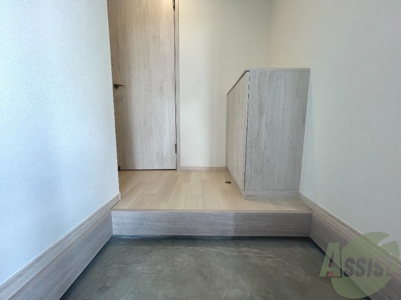 玄関　玄関は敷居が高くなく靴の着脱がしやすそうです。