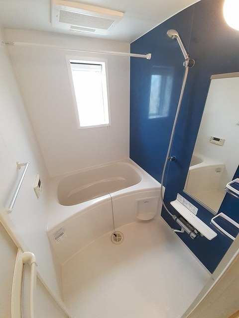 バス・シャワールーム　追い焚き・浴室乾燥機付きのお風呂です♪