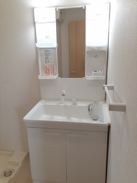 洗面設備　三面鏡の洗面台です☆