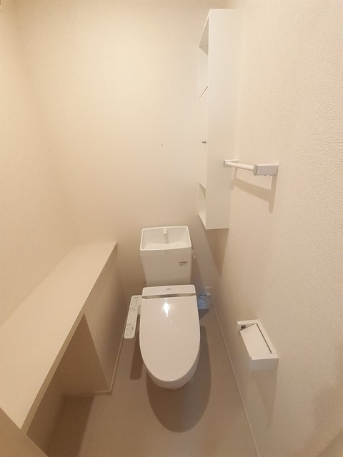 トイレ　嬉しい温水洗浄便座付きです♪