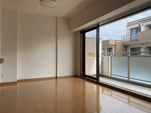 居室・リビング　窓大き目で日当たり良好♪