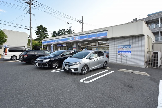 コンビニ　ローソン　豊中上新田三丁目店（コンビニ）まで454m