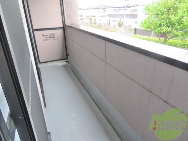 バルコニー　バルコニーが広いので洗濯物は外に干せそうですね。