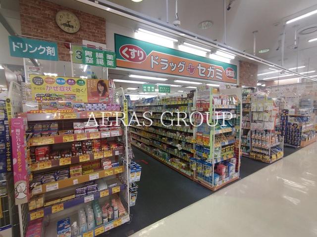 ドラックストア　ココカラファイン ドラッグセガミ王子駅前店（ドラッグストア）まで718m