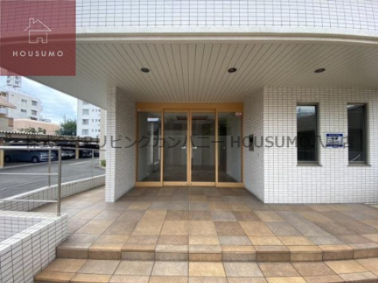 エントランス　落ち着いたエントランスです