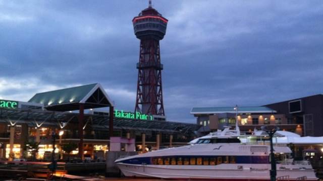 ショッピングセンター　Bayside Place HAKATA(ベイサイドプレイス（ショッピングセンター）まで496m