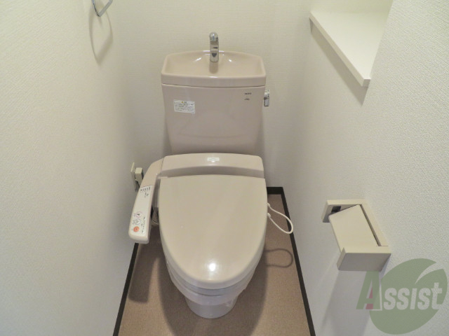 トイレ　人気のウォシュレット機能つきトイレ。快適に生活できます。